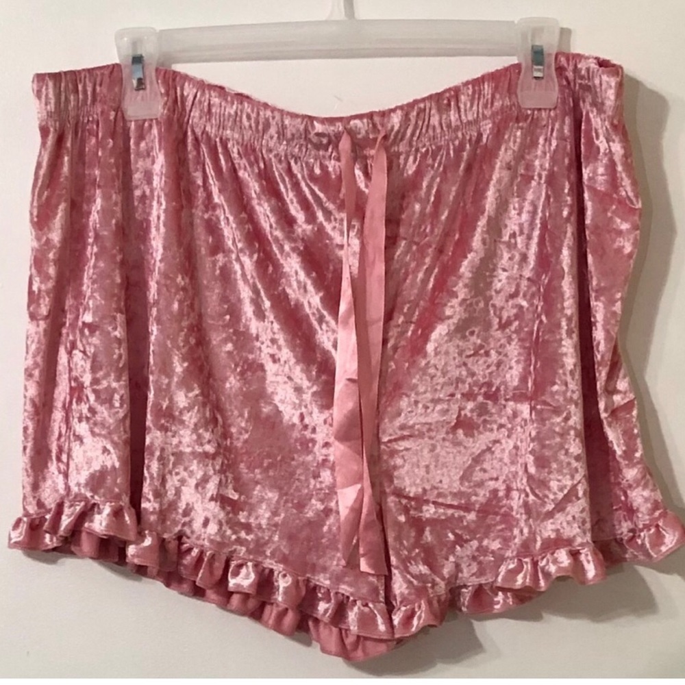 Women’s  Short super soft velvet Ruffle pull on. Size 3X